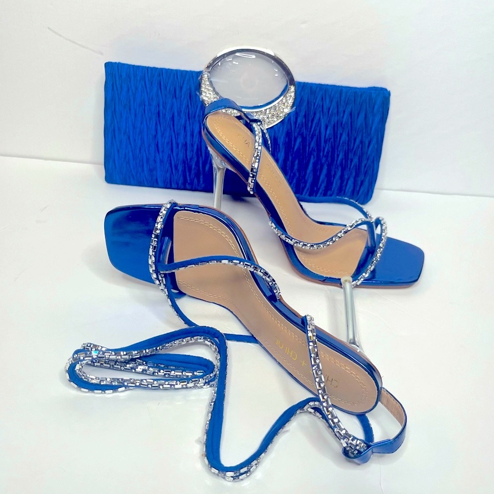 This set is perfectly matched with royal blue clutched purse and heeled shoes.